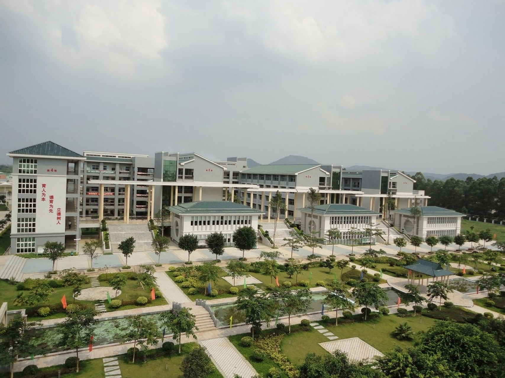 成考推荐 | 广州华夏职业学院 学校简介: 广州华夏职业学院成立于2009