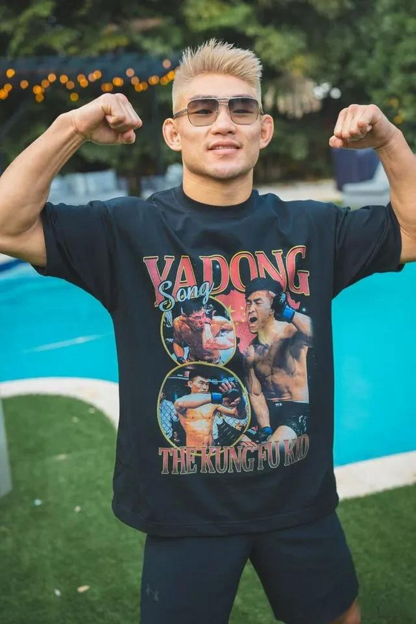 宋亚东站立位出拳快准狠,但他放弃了自己的优势,与对手拼地面