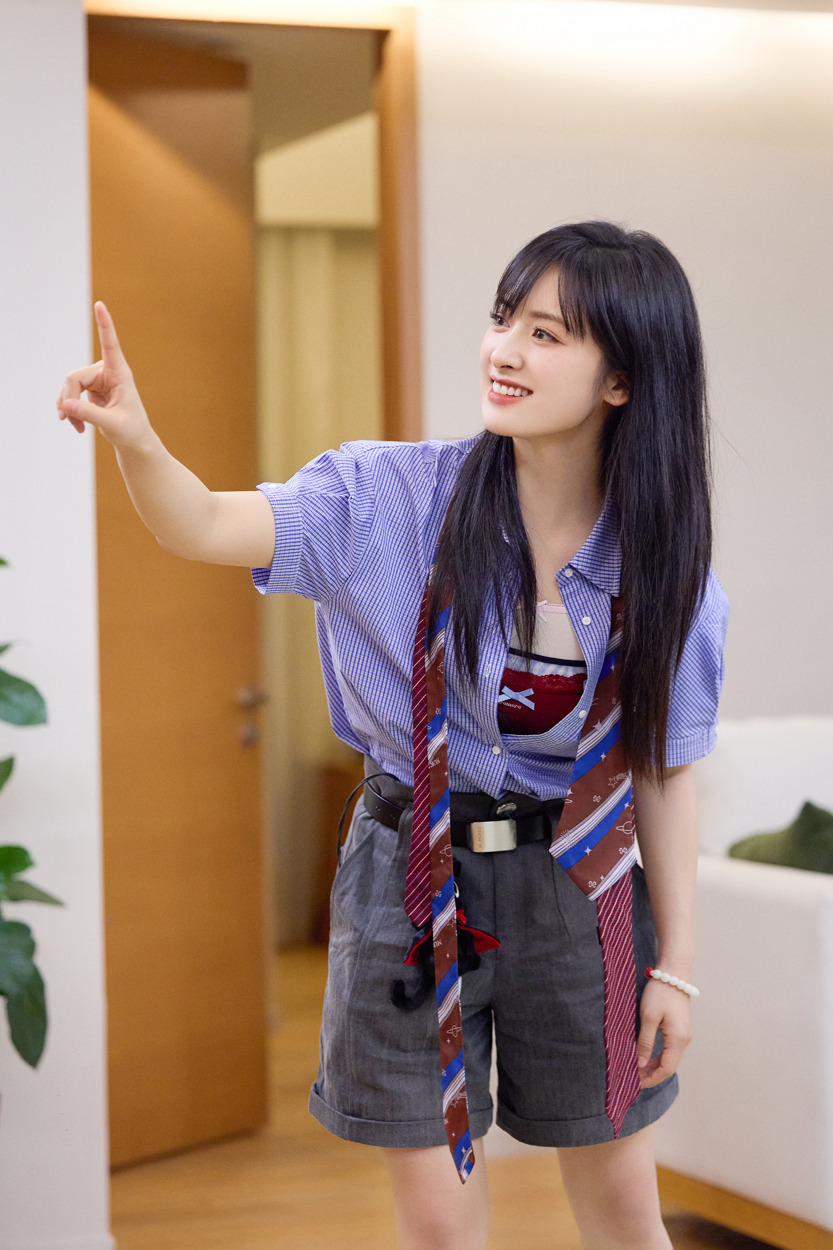 沈月超话 #沈月快乐的大人# 穿上制服,重返满格活力校园时光,中午12