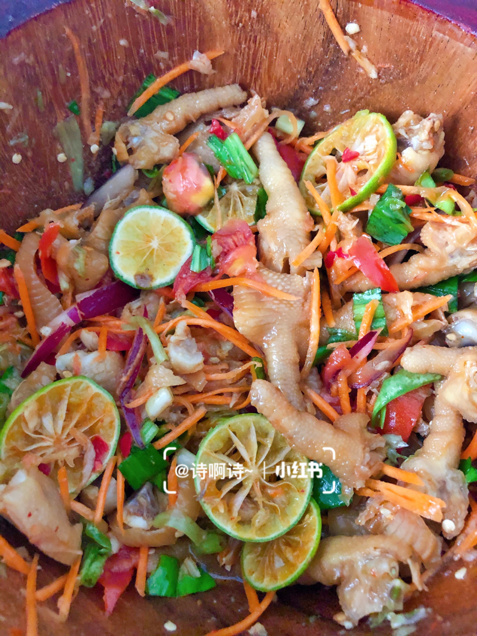 今日份/舂鸡脚做法 傣味舂鸡脚几个步骤: 1 鸡爪洗净,剪掉指甲后下锅