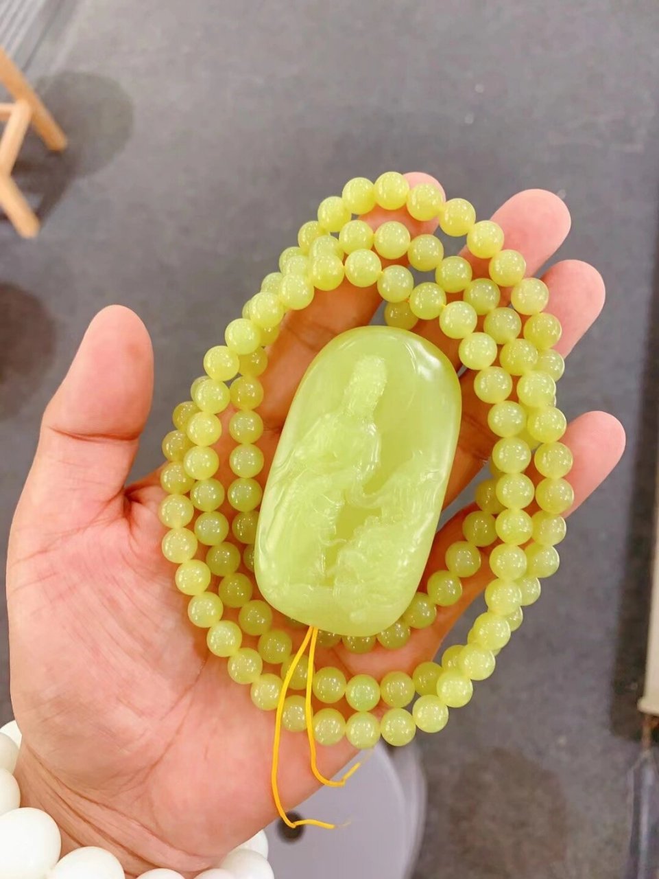 一个鸡油黄 说到和田玉里的黄,有一种最美的颜色我们称之为鸡油黄.
