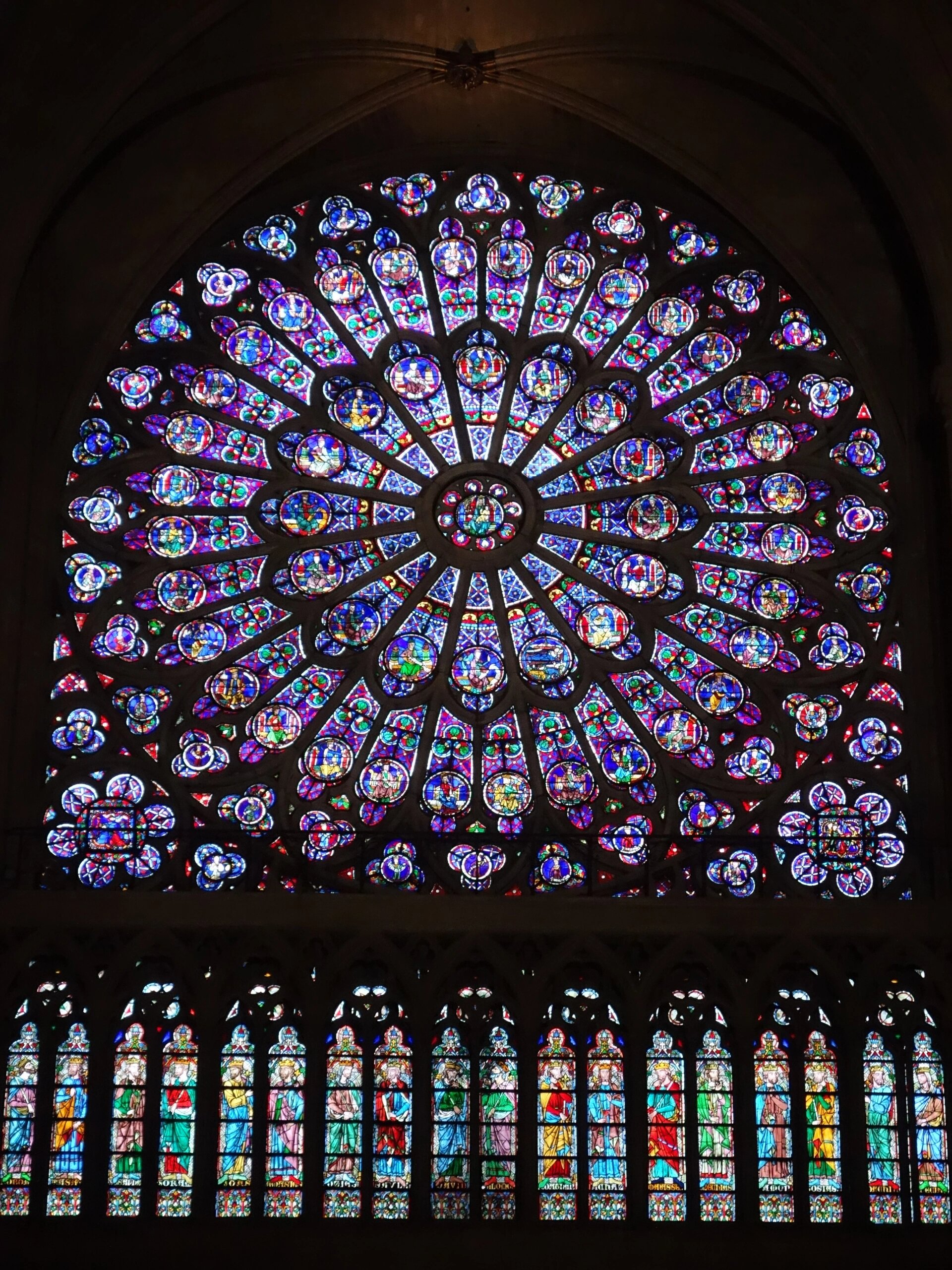 圣母院玫瑰窗剪影 巴黎圣母院是中世纪哥特式教堂的代表作,建于十二至