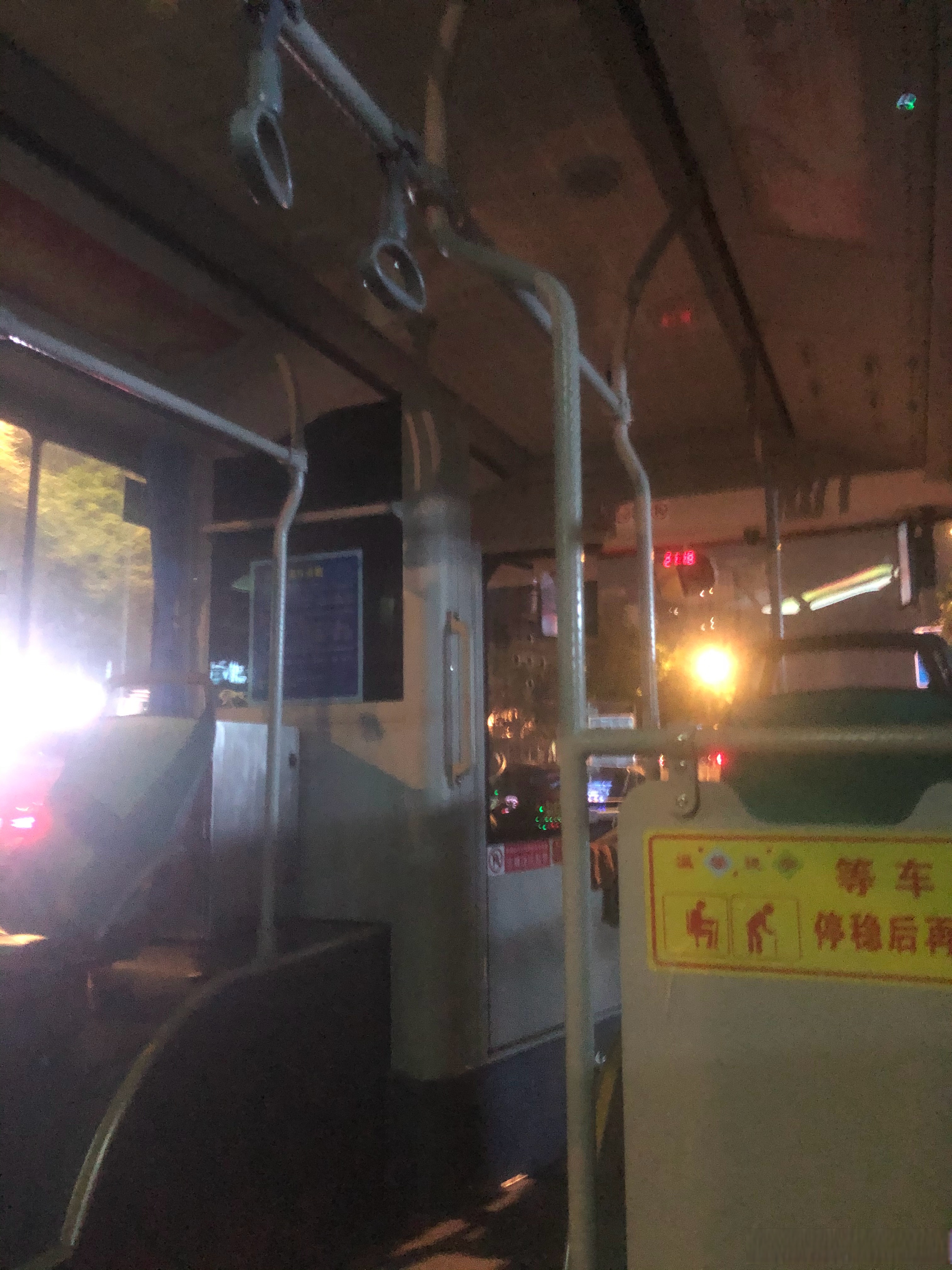 吃了硬货景名记又跑了与小张走了一站路赶上末班车回家
