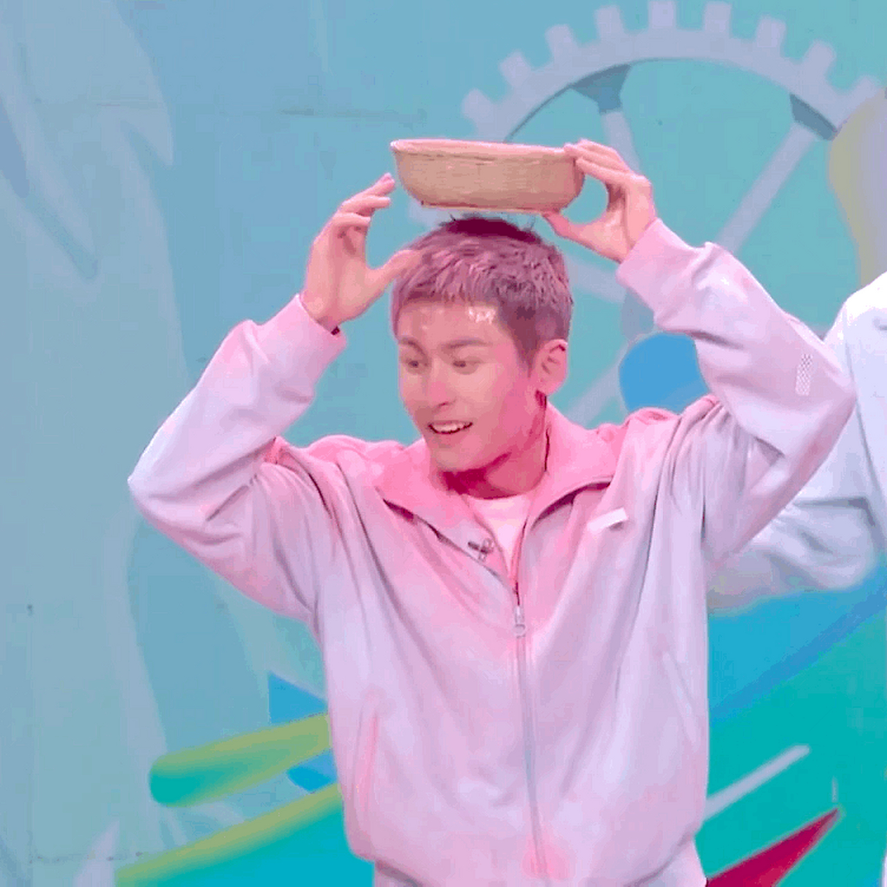 张哲瀚粉色头发#绝对粉嫩[大笑][大笑][大笑]