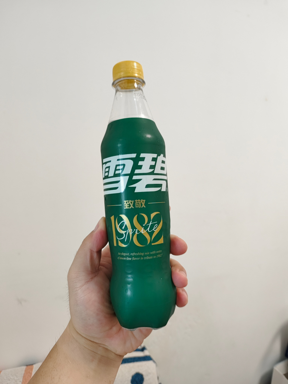 早,来瓶82年的雪碧…[二哈]