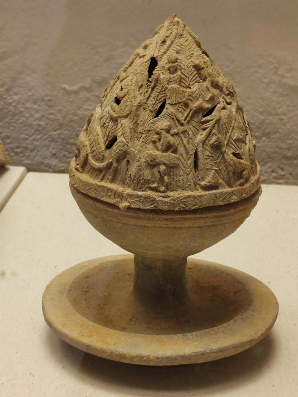距今2200多年的狩猎纹陶熏炉 下为汉代(前206-220)泥质灰陶,炉体呈豆