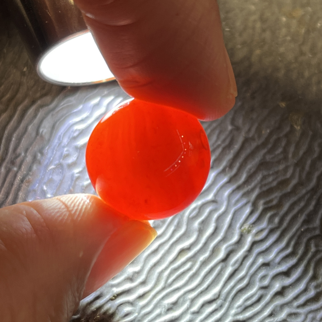 如何辨别假南红之烤色红玛瑙 分享一下烤色玛瑙冒充南红的特点:孔道口