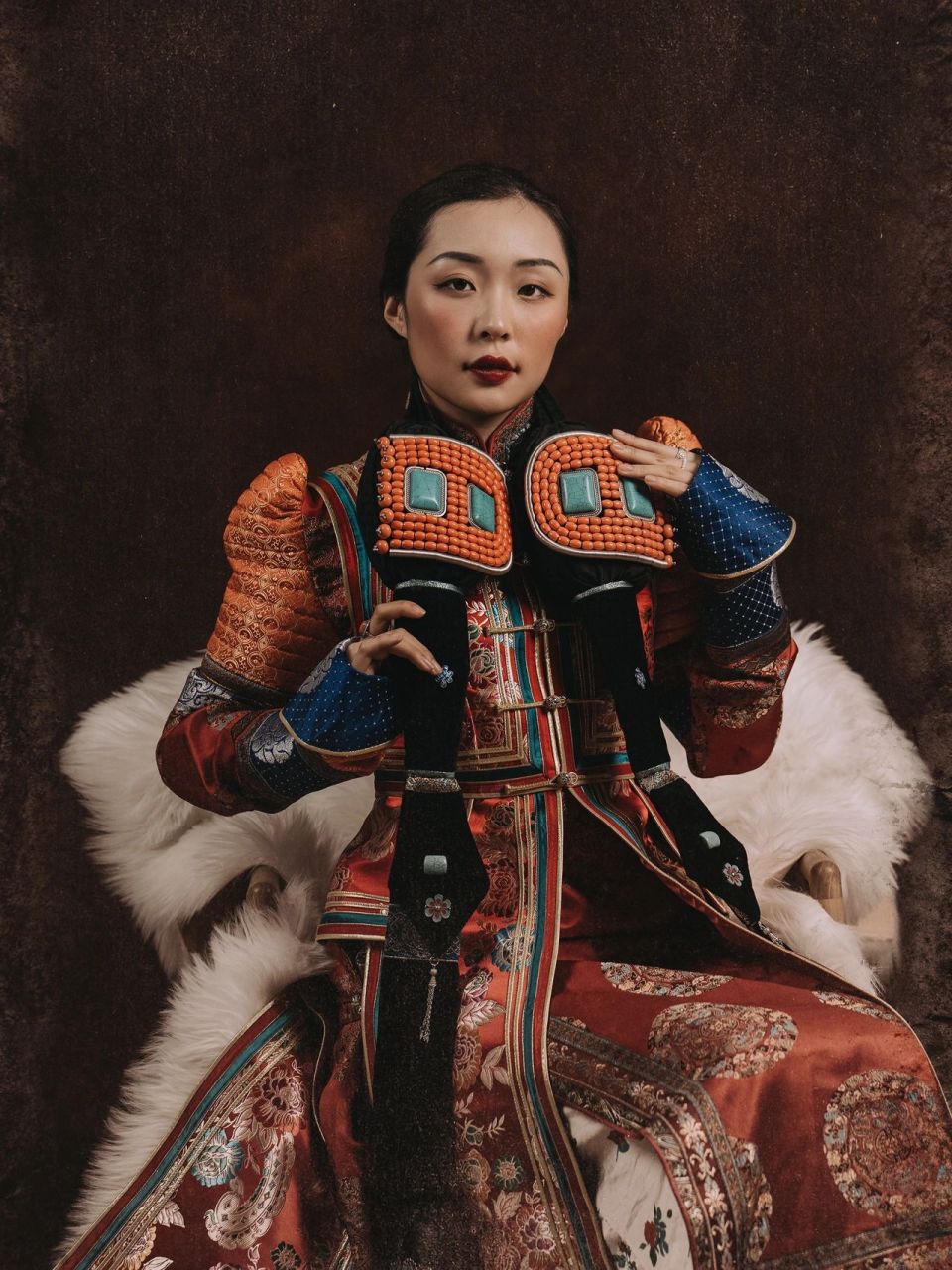 是鄂尔多斯蒙古族服饰中最华丽的部分