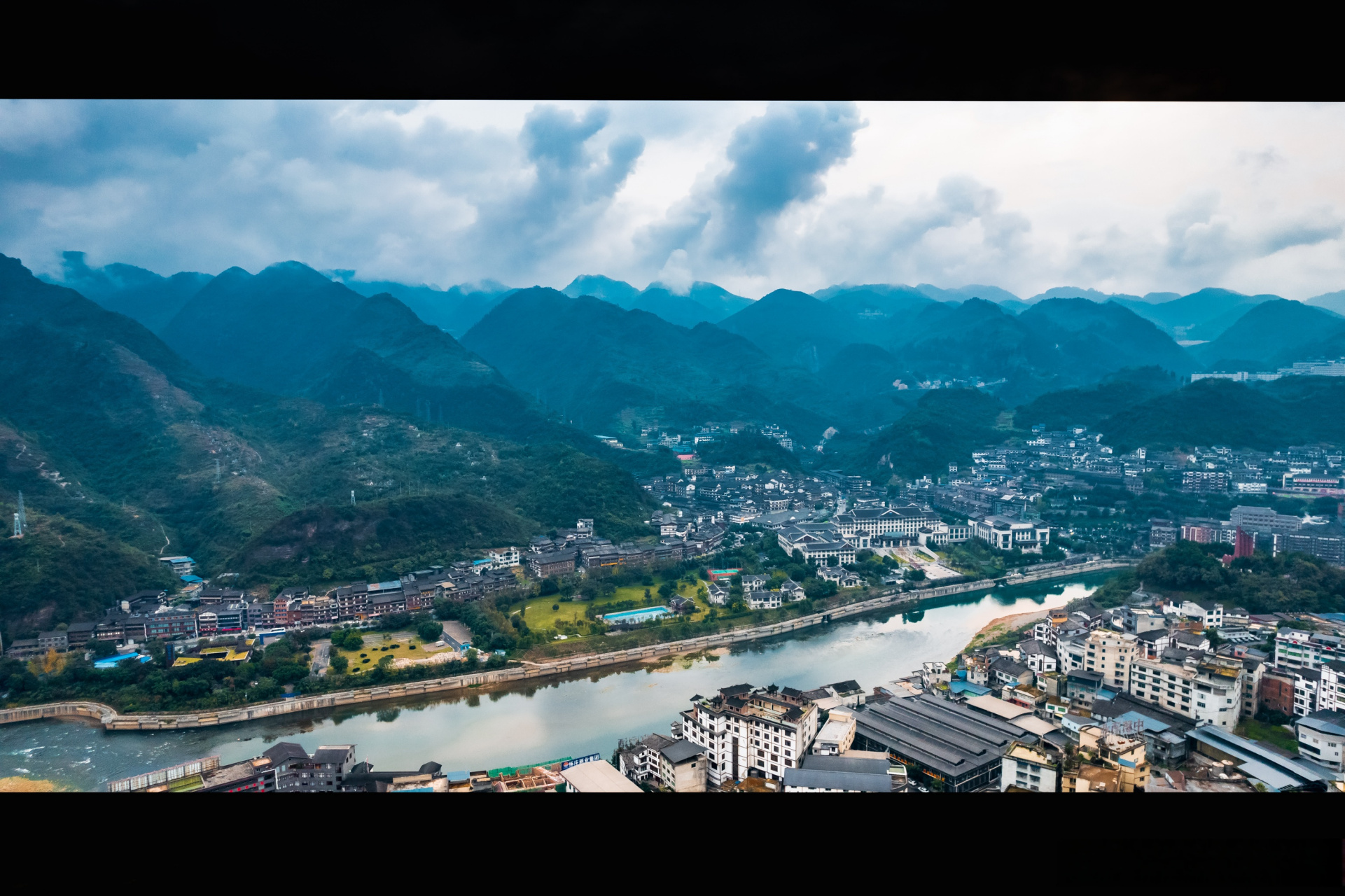 肆意的酒香沿着赤水河流淌90 無忧就坐落在河畔的茅台镇核心产区,四