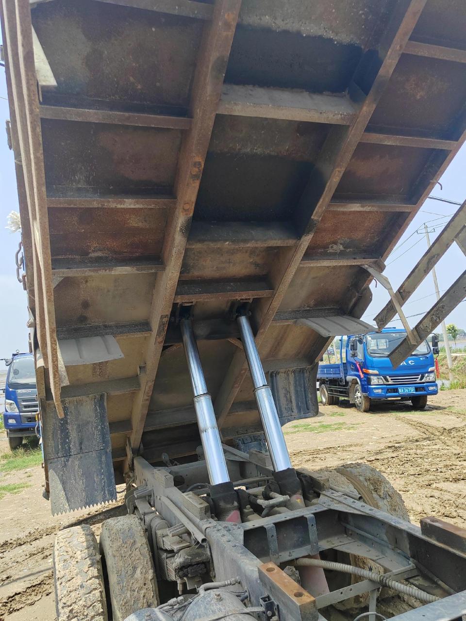 16年江淮顶力7102,4米8平板自卸,维柴4102发动机,825一16轮胎,手续