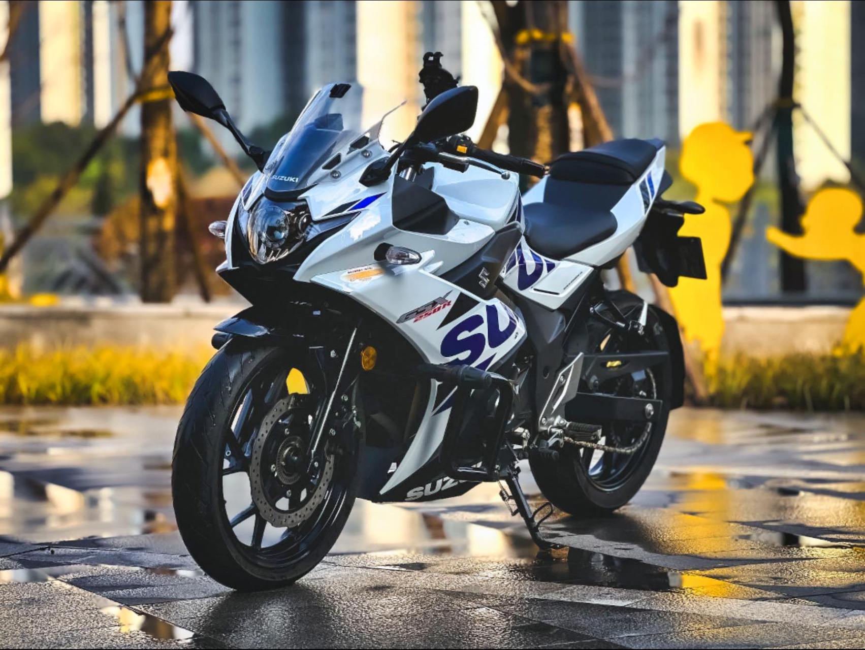 铃木gsx250  冰川白 22年2月上牌,公里数1.