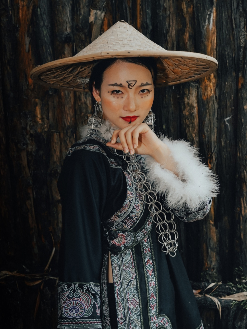 水族人自称为"虽"(suǐ),汉族称之为"水",是民族自称的音译.