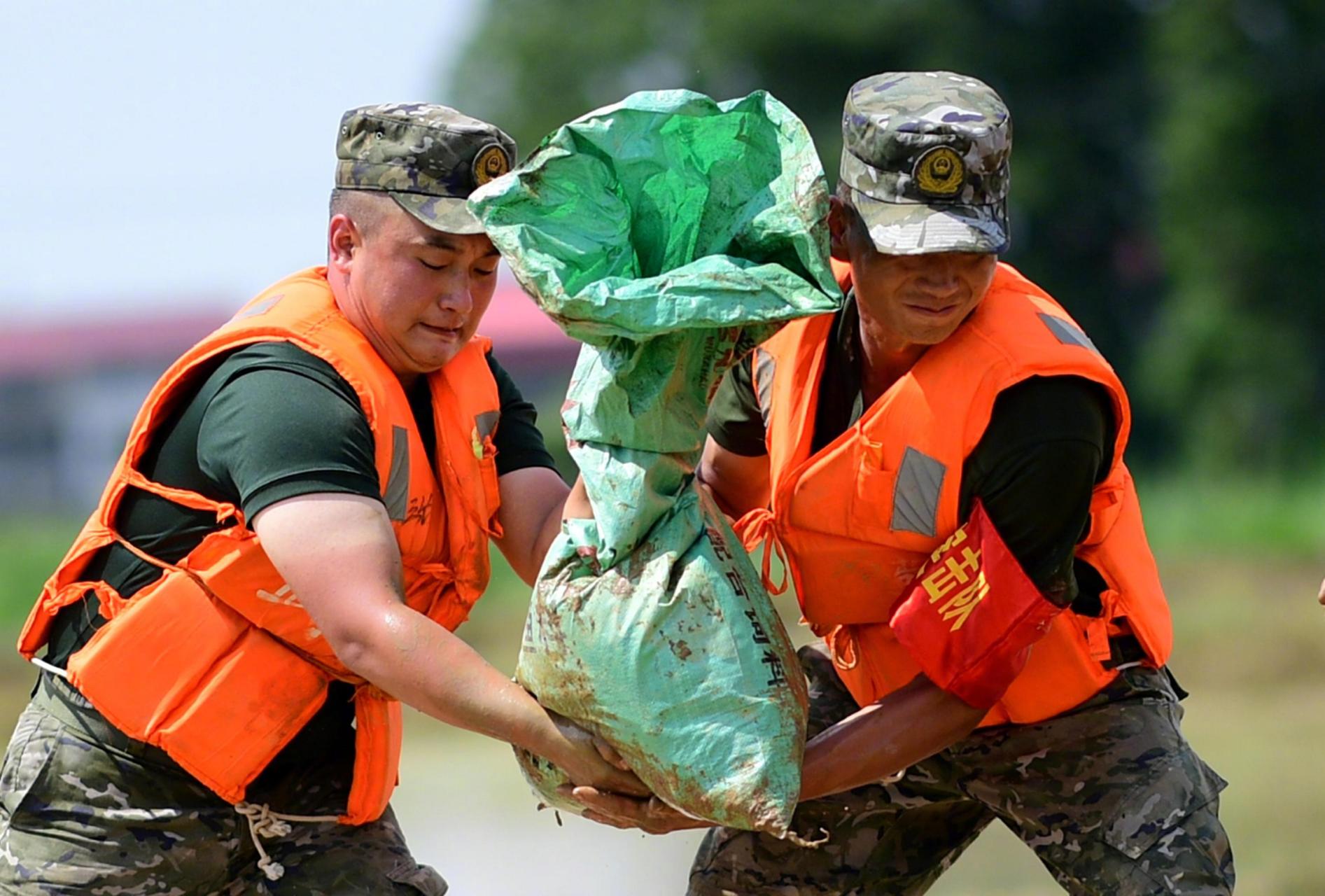 【江西:#抗洪一线武警官兵尽显英雄本色#】7月2日晚上至3日,江西省多