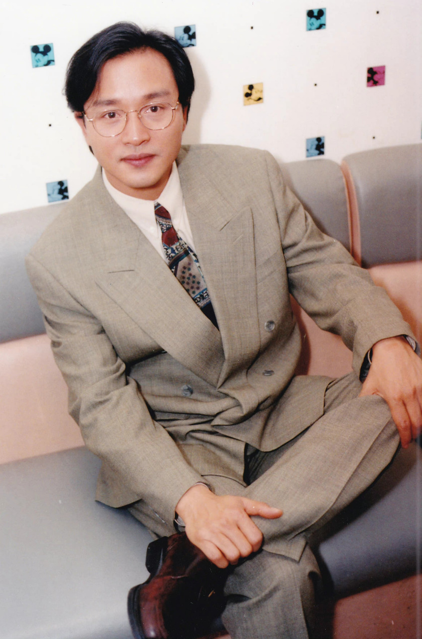 张国荣戴眼镜也有种温文儒雅的感觉