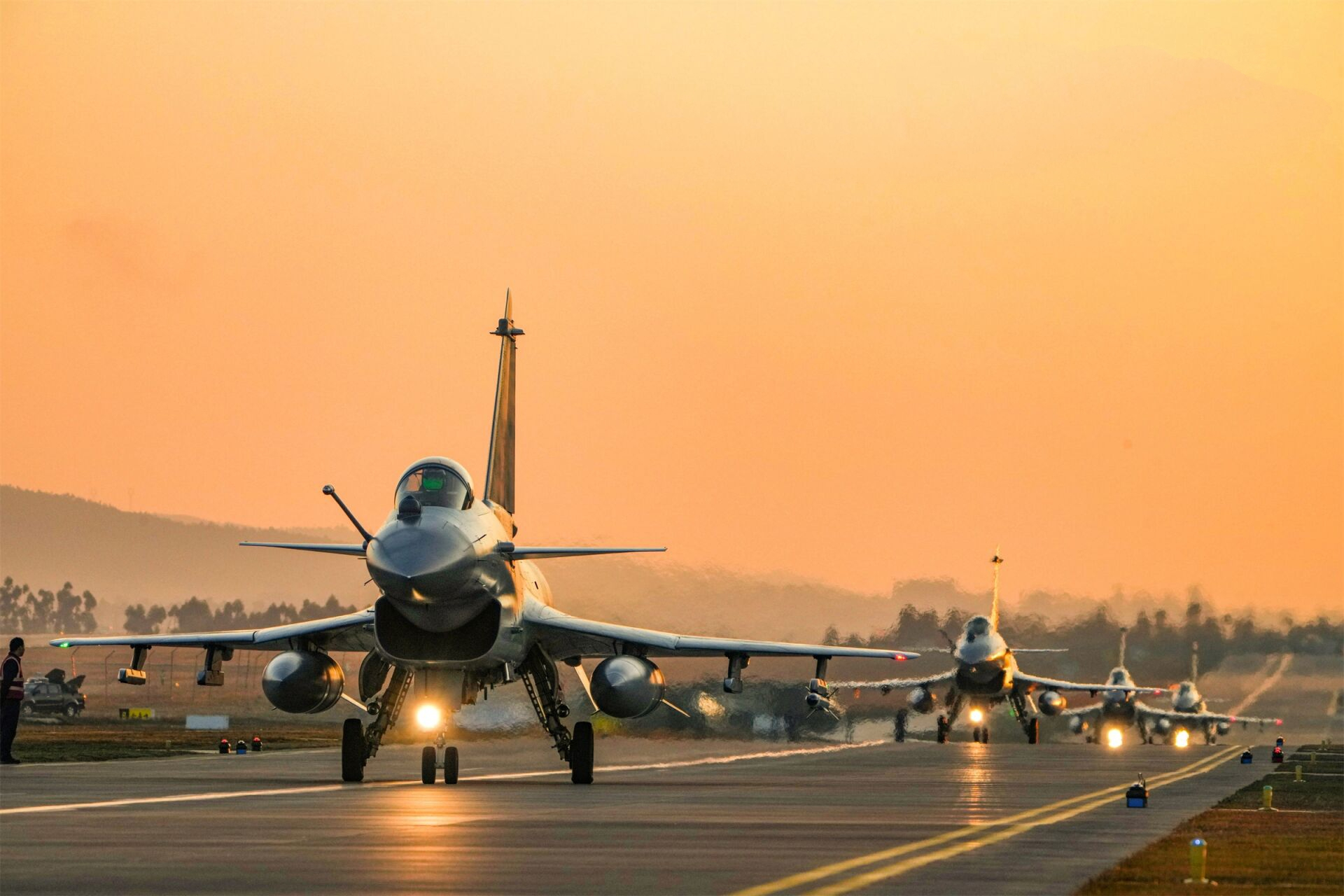 歼-10战机高清大图,壁纸收藏起来!