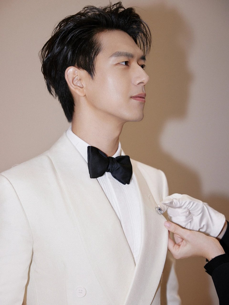 卡地亚展上的李现也太像白马王子了吧!