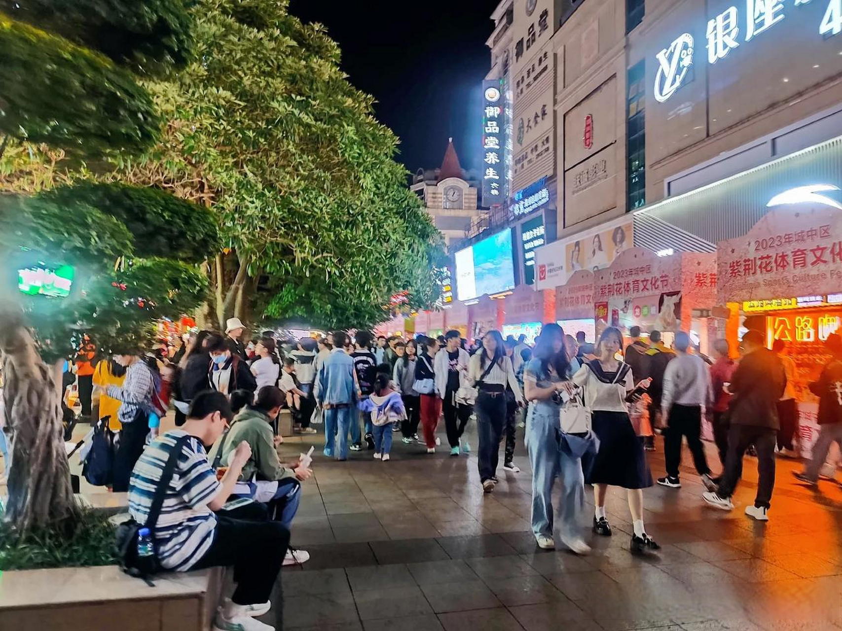 五一假期首日,柳州今晚五星商业步行街人,从,众,热闹非凡柳州头条