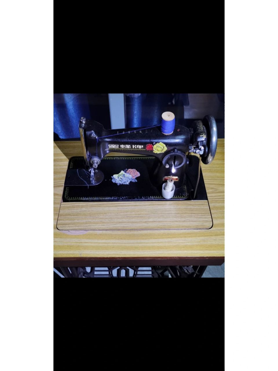 老物件—蜜蜂牌脚踏缝纫机 这台老式脚踏缝纫机是婆婆在七几年生产组