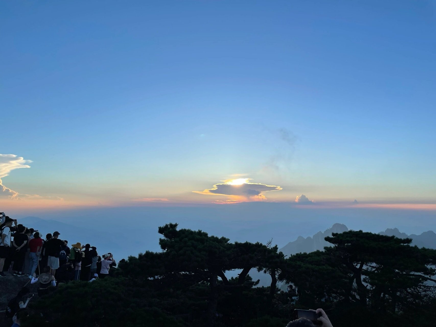 鳌鱼峰日落 8.5日鳌鱼峰日落 真的很美很壮观 五彩霞光 百态云彩