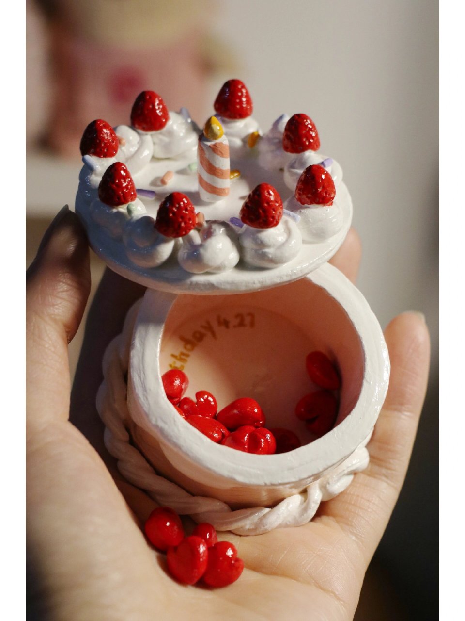 石塑粘土蛋糕  土    石塑粘土蛋糕,做了很多小❤放里面,拍图这样多