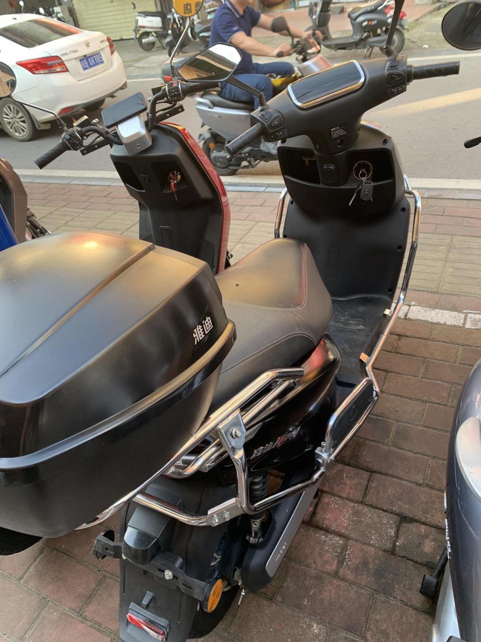 雅迪冠能t2,72v6个电瓶,车子无暗病,非常靓的,随便跑50公里,感兴趣懂