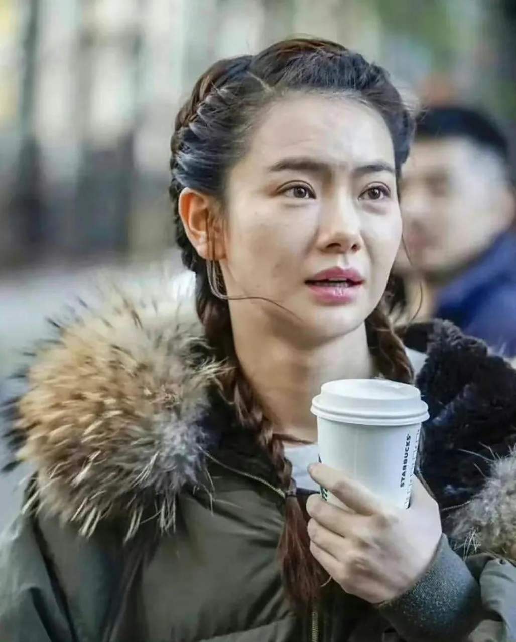 戚薇生图和精修图对比,离开了美颜和滤镜,明星的脸上也是会有痘痘法令