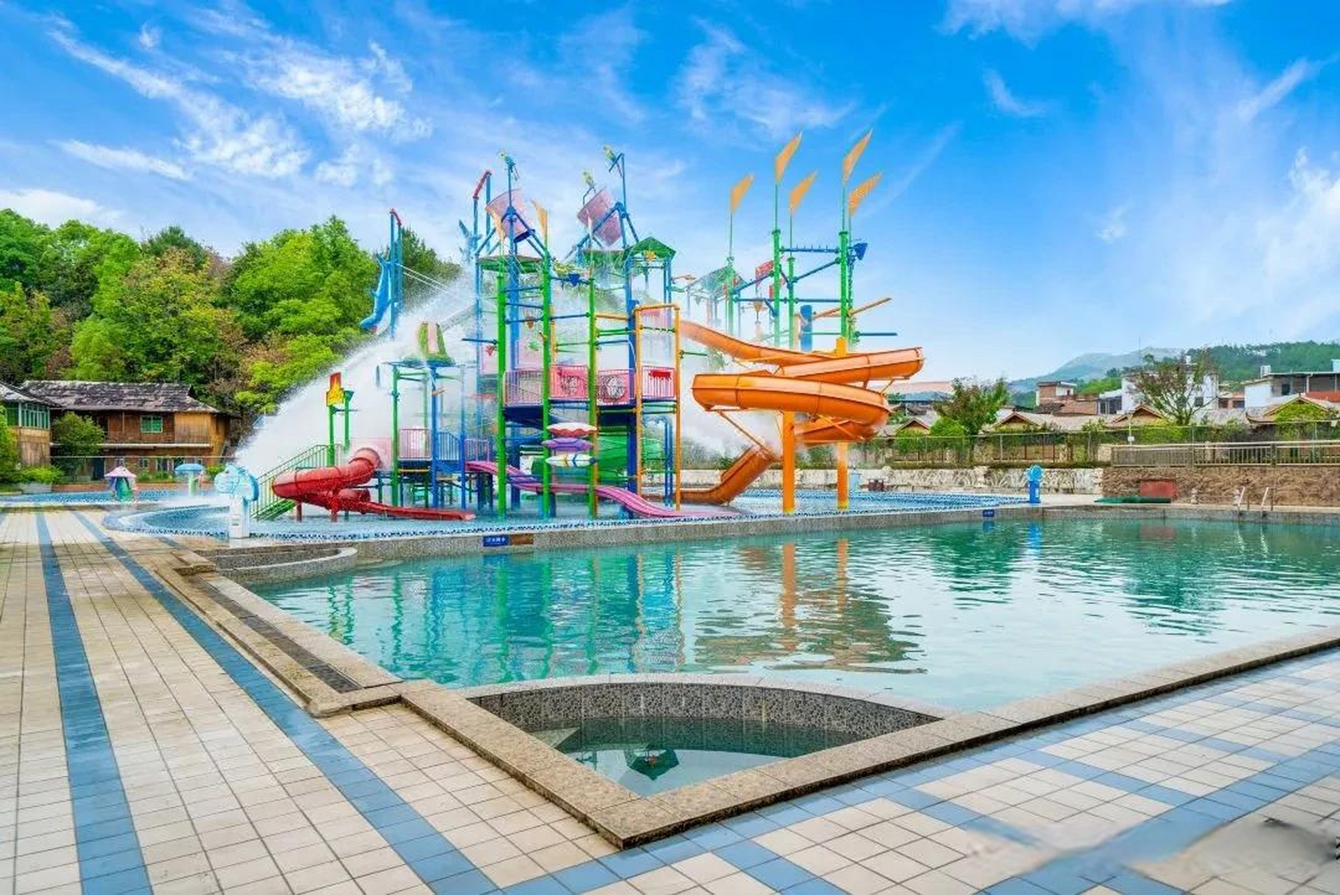 在河源有哪一家温泉酒店,既有水上乐园,性价比超高,但又能看到稻花香