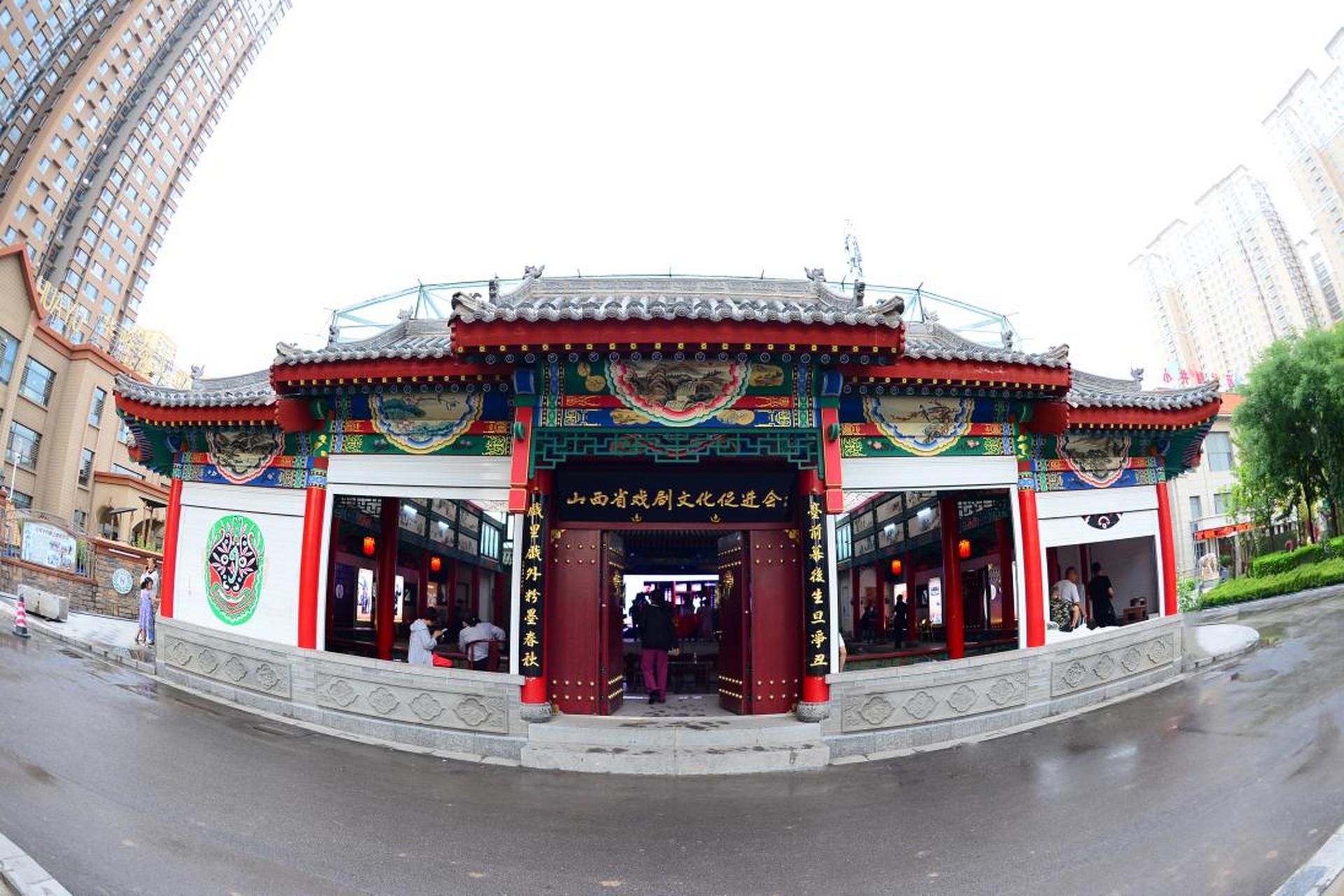 太原头条太原三晋古戏台位于太原市万柏林区小井峪,已有1000多年历史.