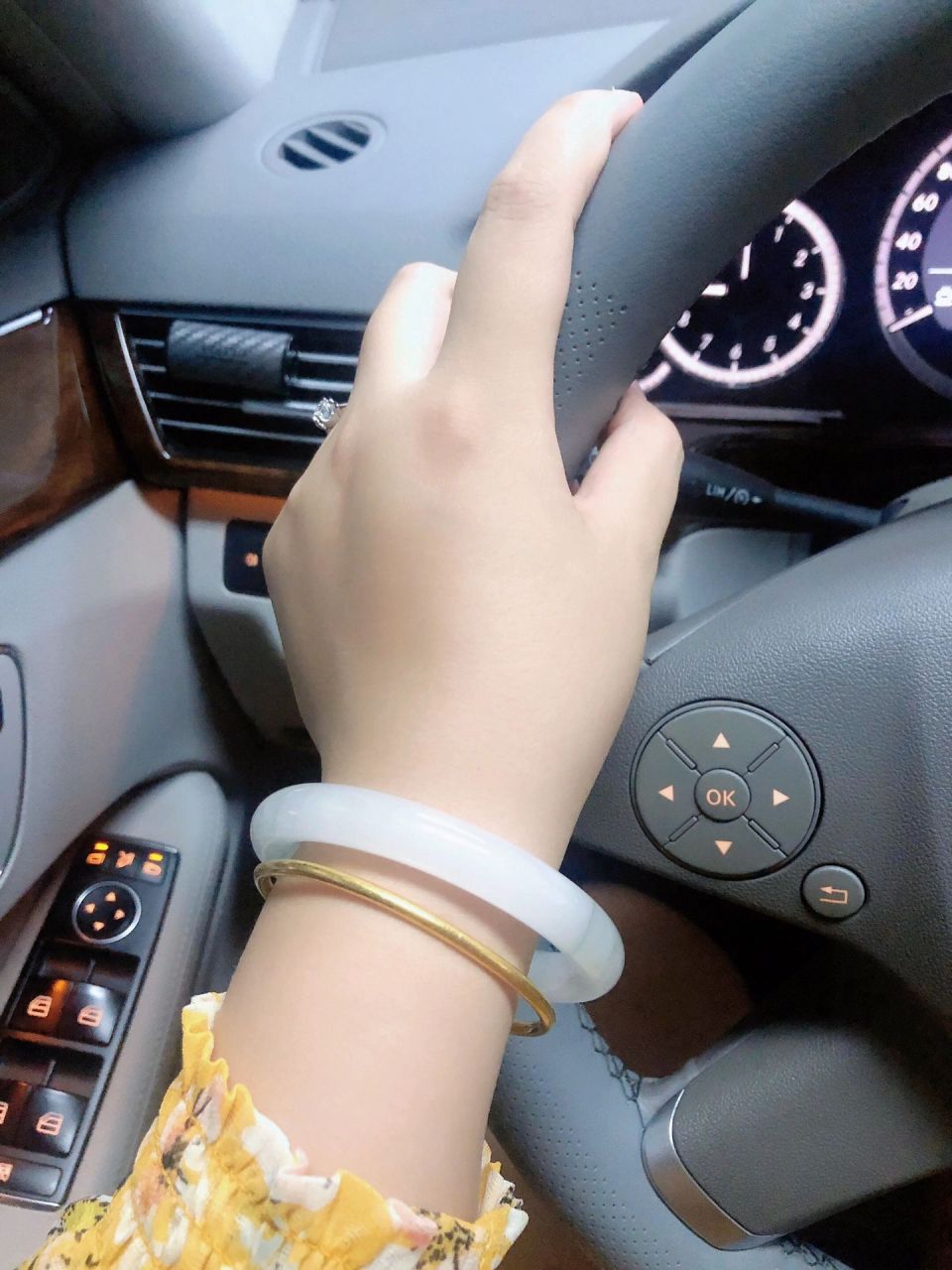 千万不要把金镯子和玉镯子叠戴在一起6015 因为太太太好看了