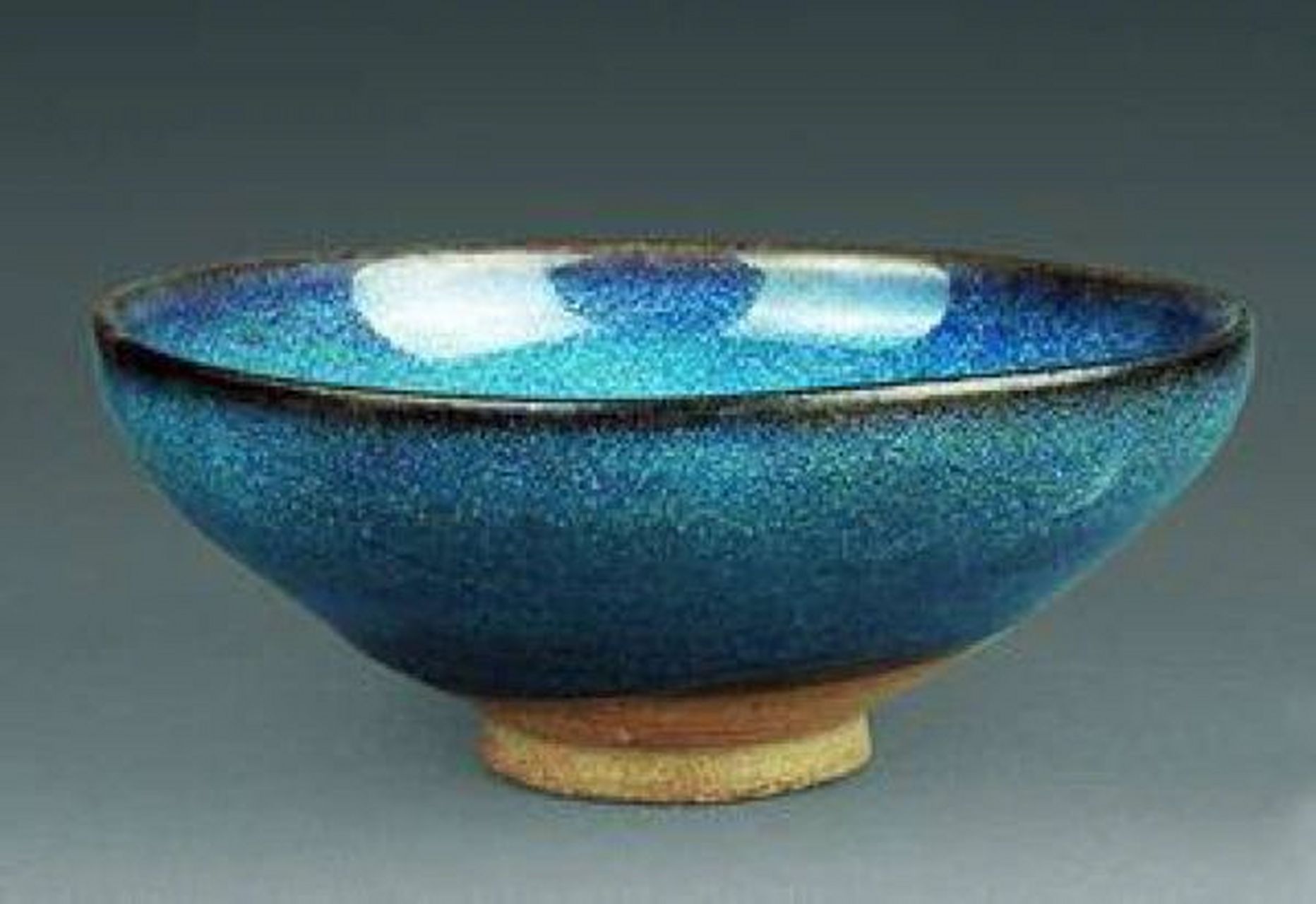 五大名窑瓷器特点 1,汝窑,特点是存在很少的无纹片.