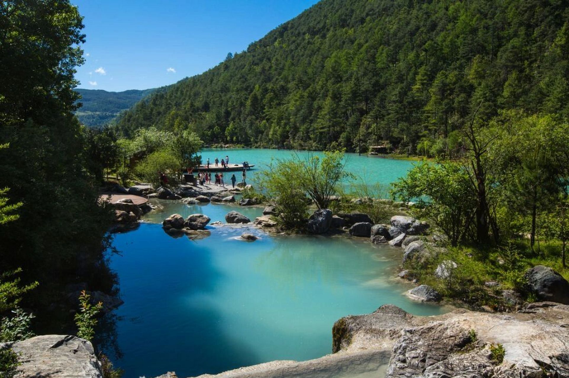 蓝月湖是位于蓝月谷中的一个面积较大的湖,蓝月谷因湖水湛蓝,山谷呈