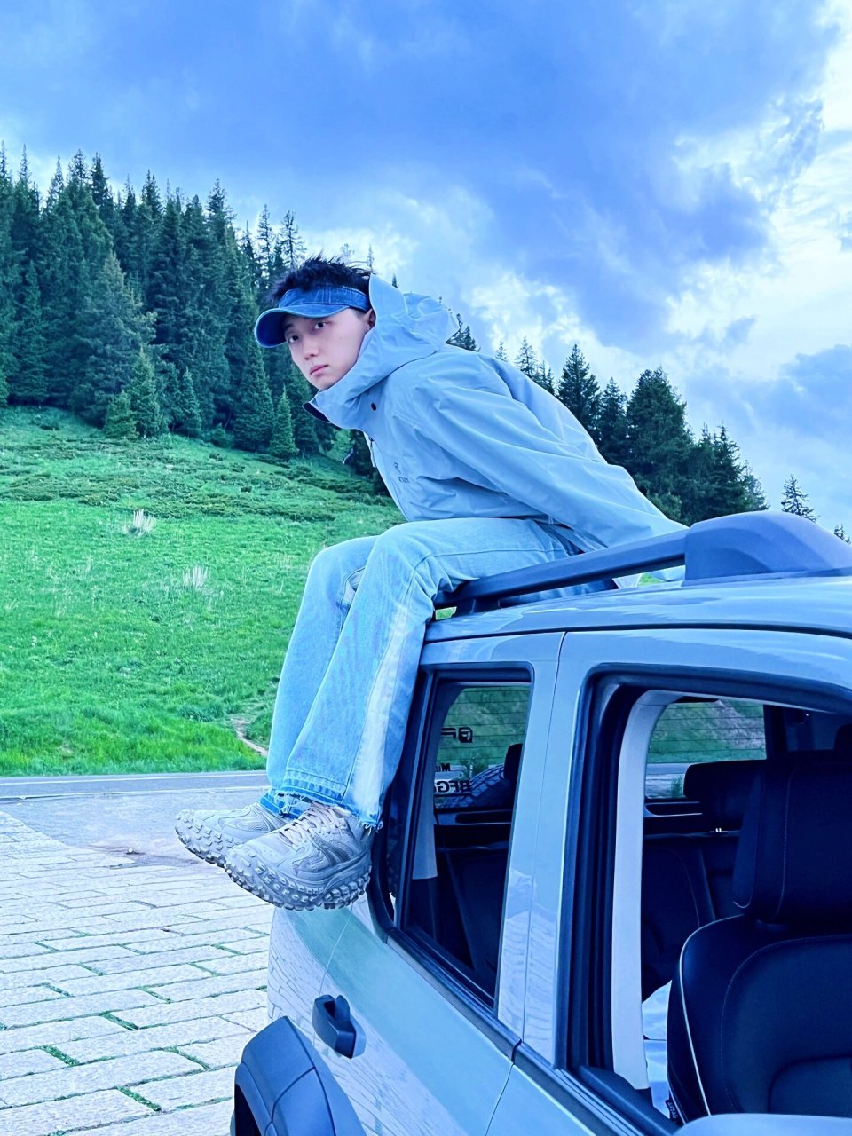 自驾游车顶拍照姿势大全      自驾游车顶拍照tips 1.