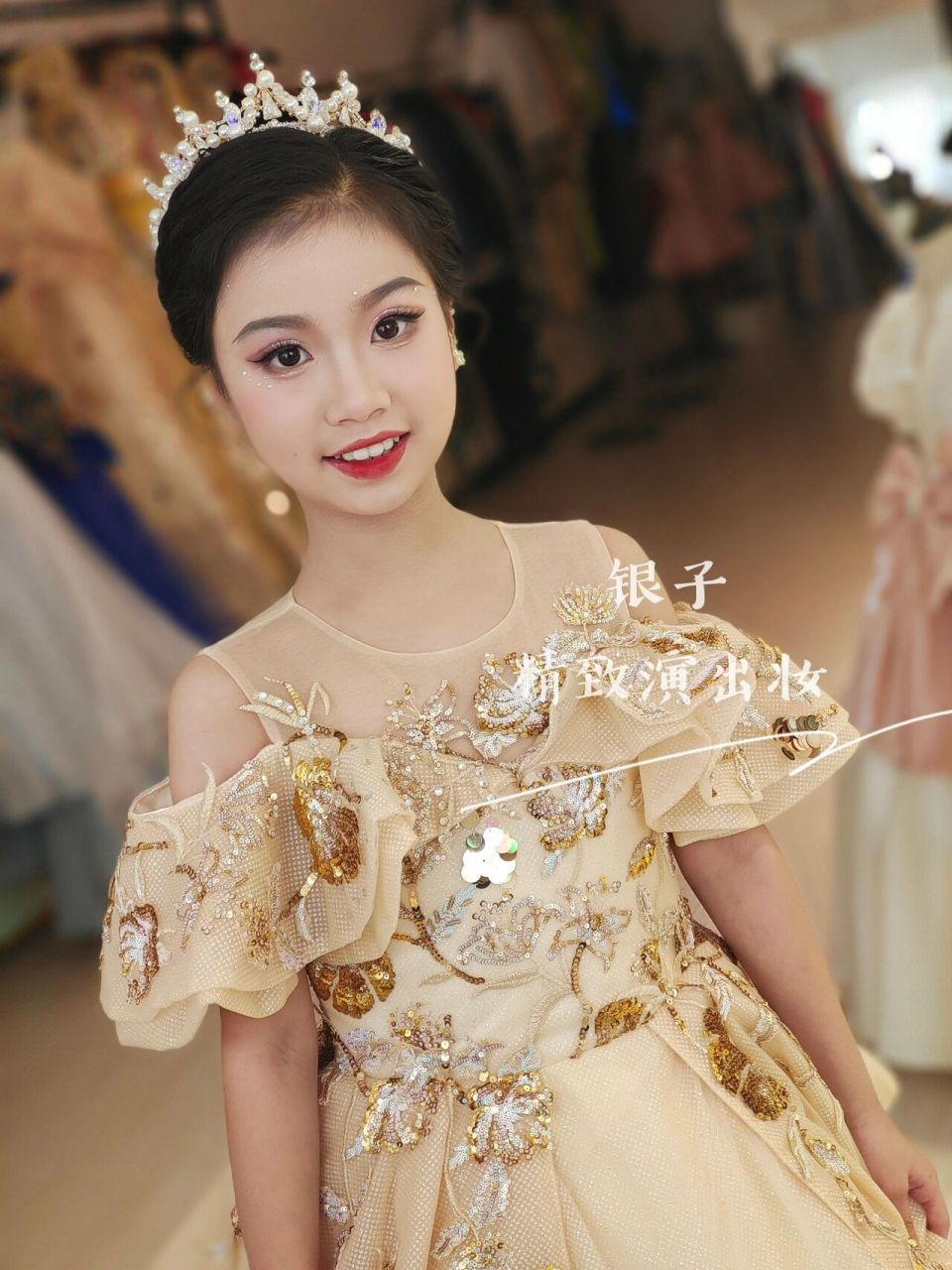 儿童舞台妆 小主持人妆脸部贴花妆 小主持人的妆面照样贴钻贴花贴漂亮