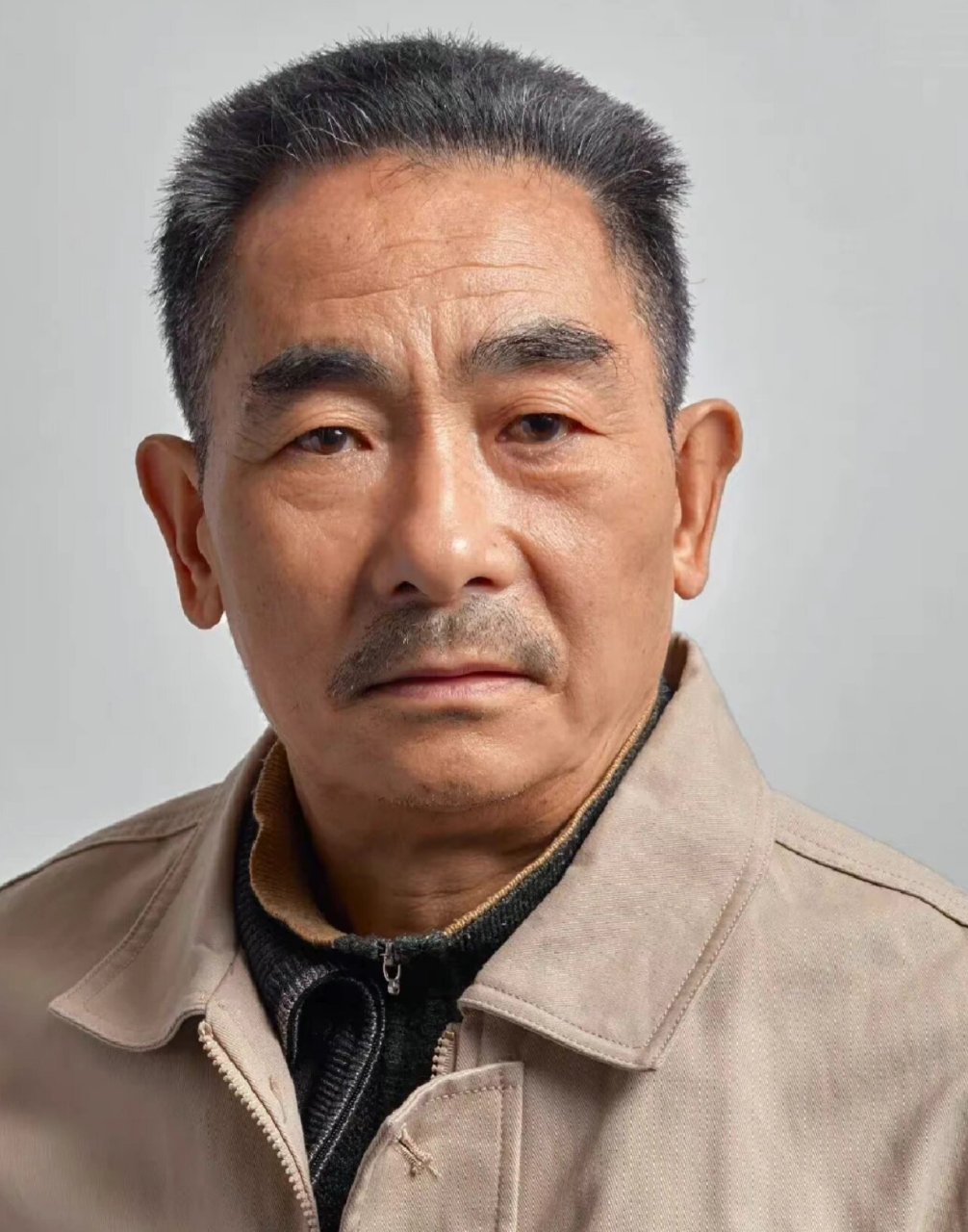 素描头像男中年人照片写生素材 周二也要跟上,继续来画画