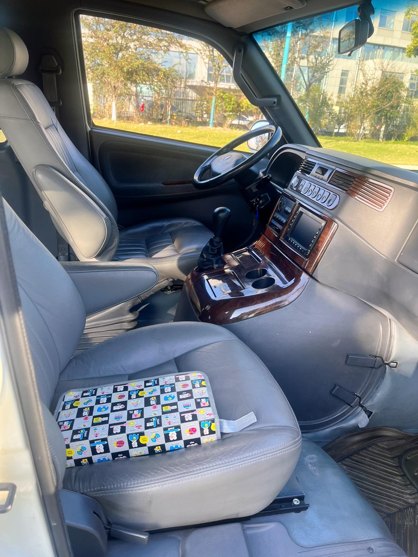 2011年上汽汇众12座非营运,政府单位一手车,车况精品,可以过户提档.