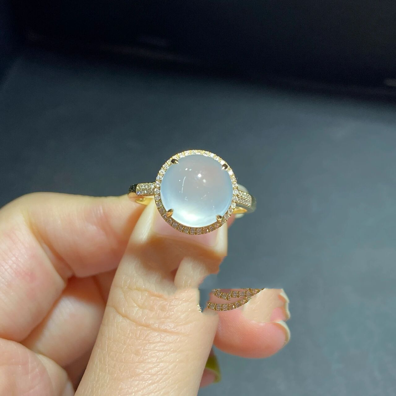 93我们家镶嵌过的翡翠白冰蛋面戒指款式分享 hello!薯宝宝们大家好!