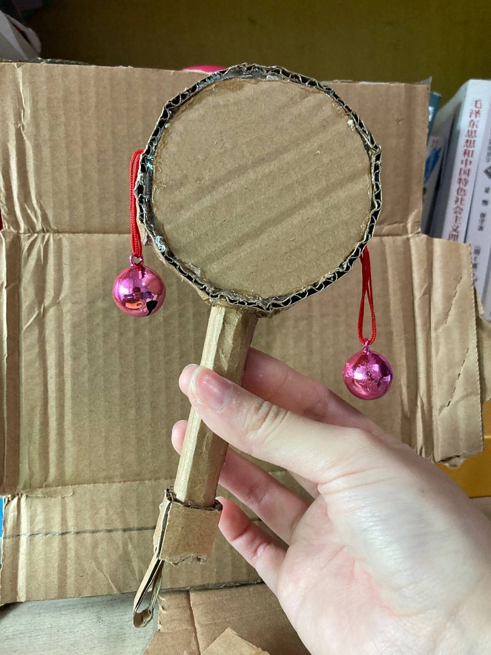 自制乐器61拨浪鼓 拨浪鼓转转转～ 用到的材料有: 旧纸皮 做鼓身鼓