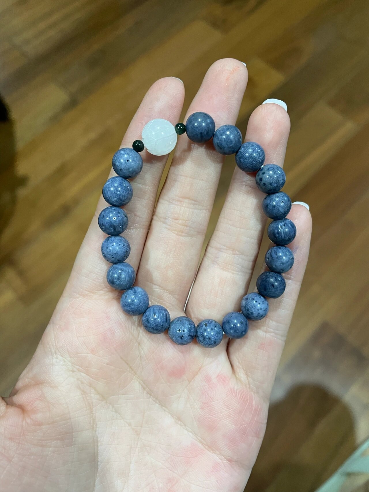 新编的-蓝珊瑚手串97海底一抹深蓝 蓝珊瑚配的是和田白玉莲花,小