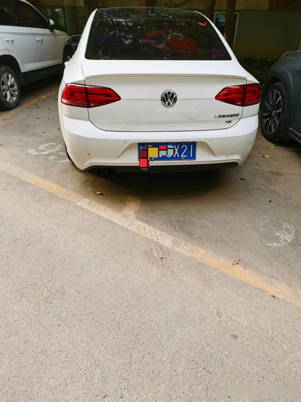 能把车停成这样的人,往往有三种可能:第一种可能是没长眼睛,第二种