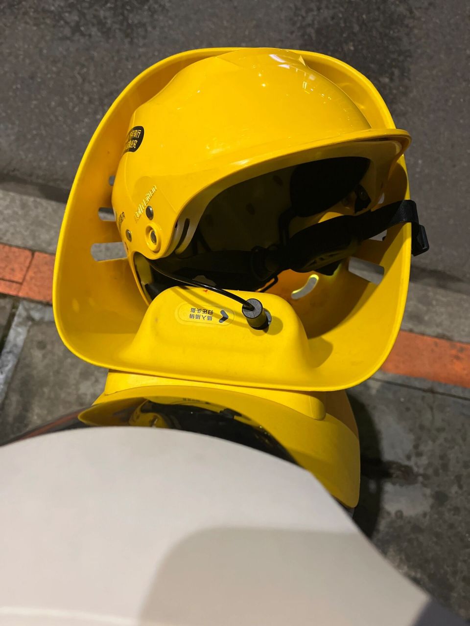 美团电动车这个头盔究竟怎么开? 这个头盔我真的开不了啊姐妹!