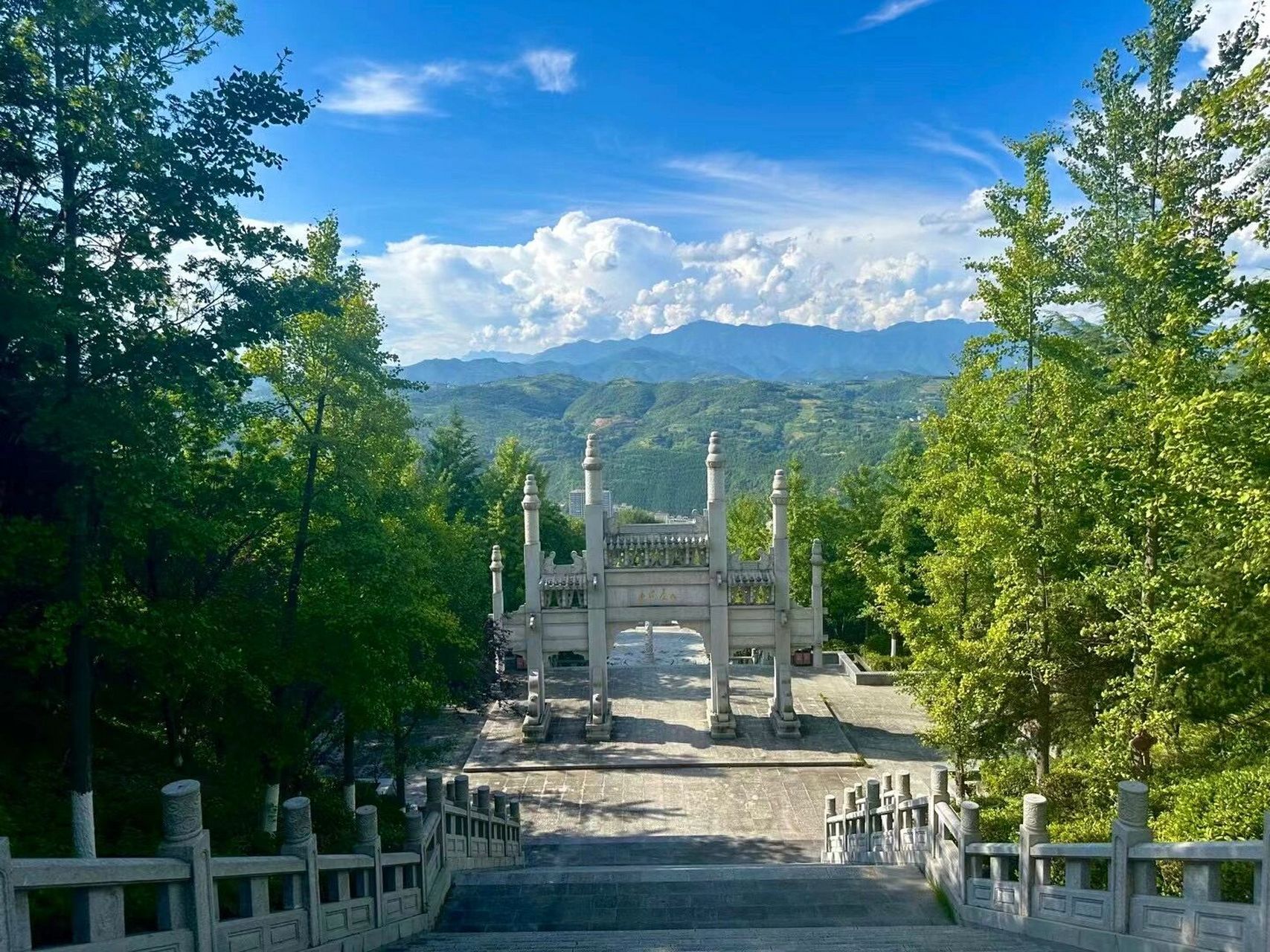 小众旬阳～太极公园观景台值得看看 旬阳位于汉江,旬河的交汇处,是