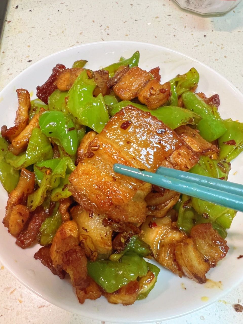 青椒回锅肉～青椒炒肉 今天分享的是一道家常菜青椒回锅肉～做法很