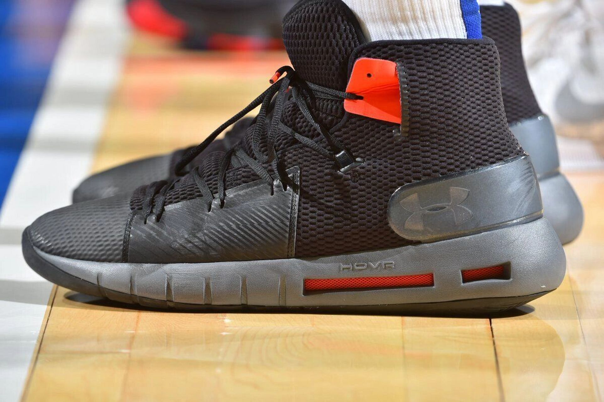 恩比德签名鞋太拉了.