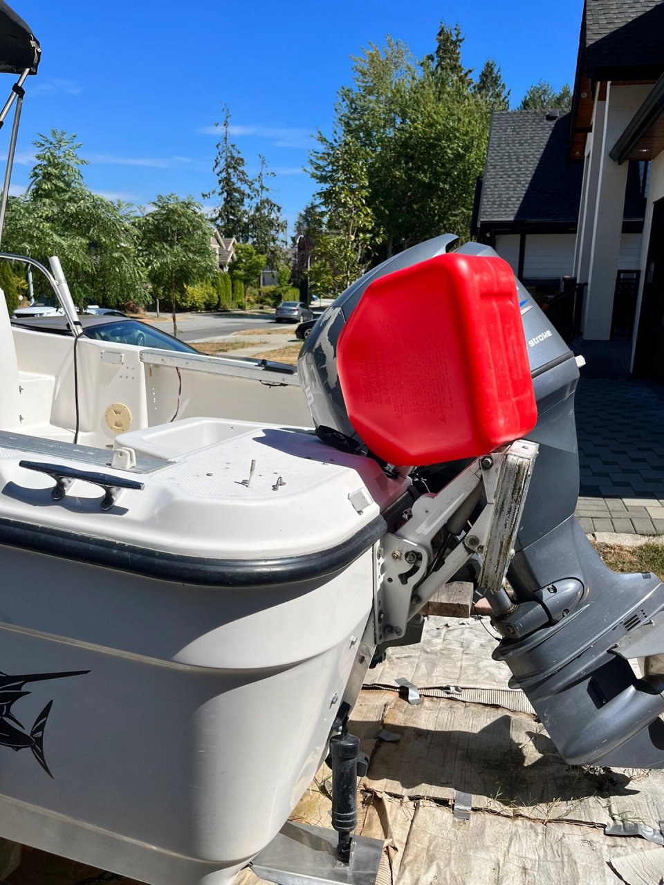 看我如何给船加油 平常加油都是用油桶从加油站里提回来,主要是我嫌