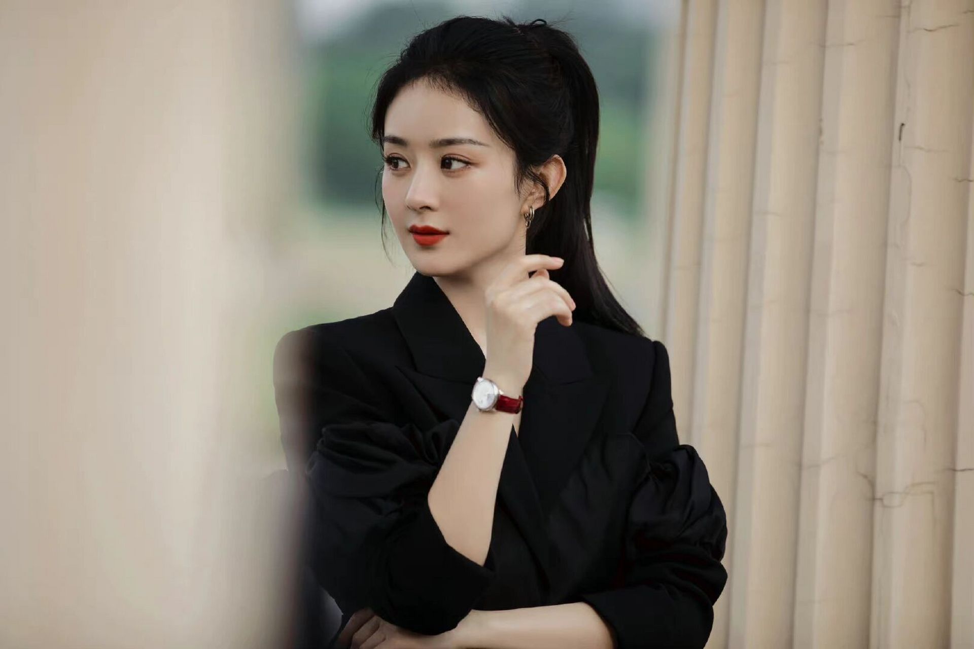 浪琴手表代言人,赵丽颖 光芒诠释优雅之姿,boss抬眸挥手之间,笃定随性