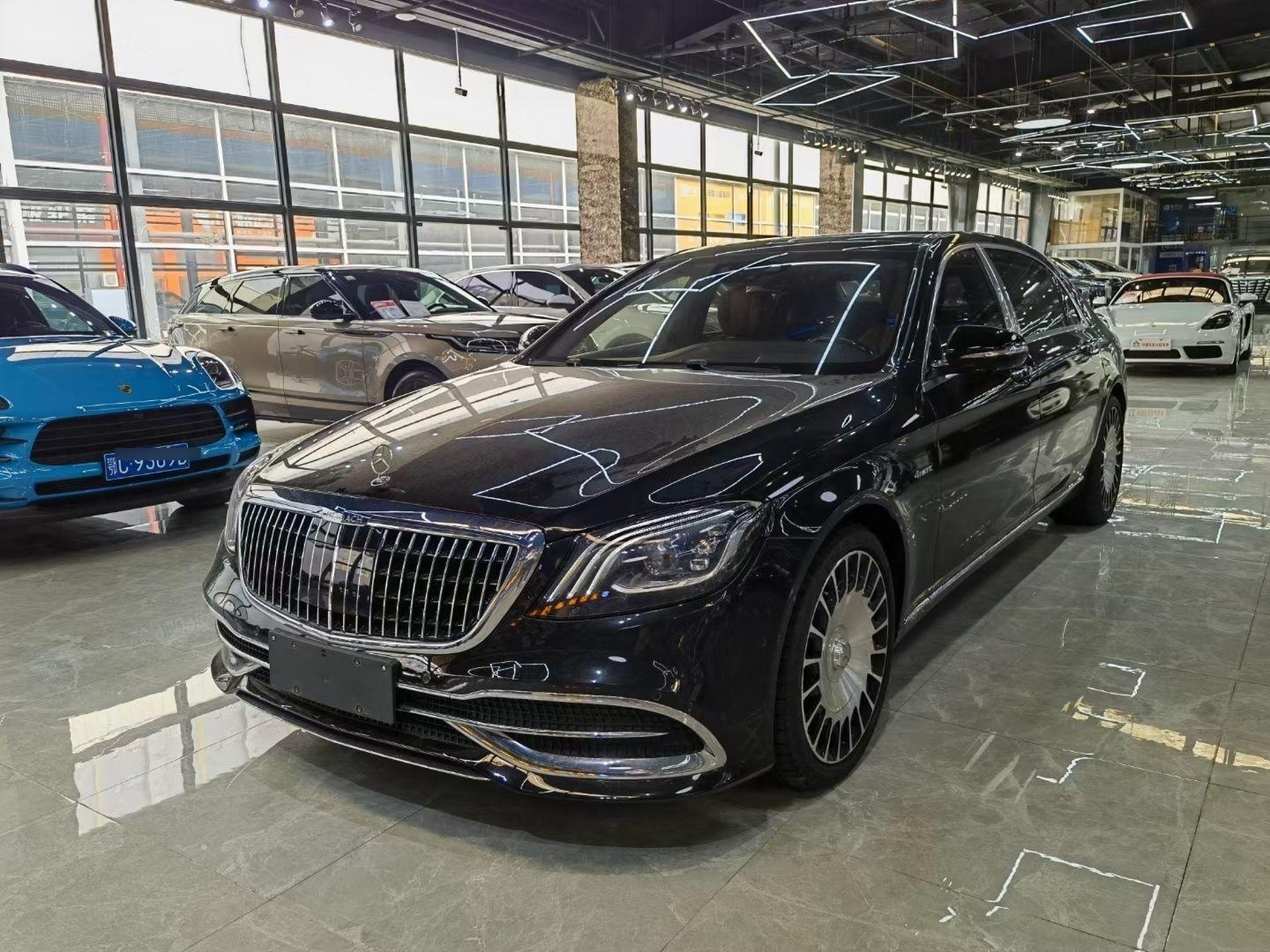 奔驰 迈巴赫s560 4matic 行驶8000公里 实表一手车,地库长大 左后有点