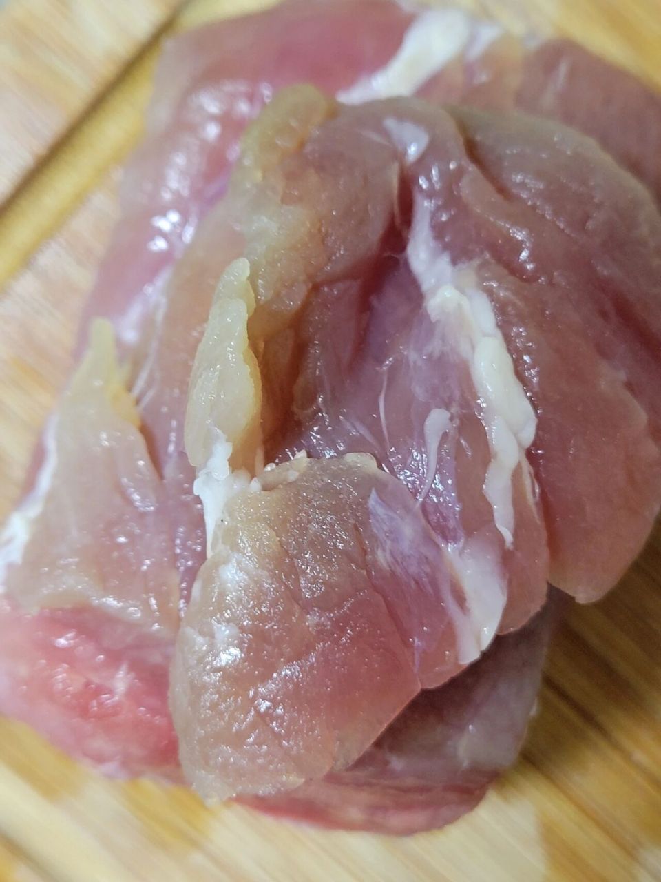 里脊猪肉带着点黄绿色正常吗 闻着没有坏掉,用相机拍不出来,实物一面