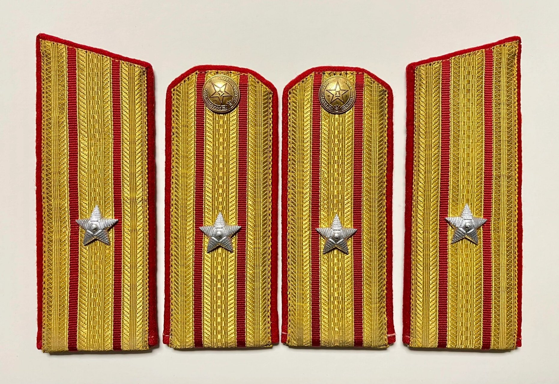 肩章面板为铜丝镀金镀银编织,分常服,礼服与大衣肩章,领章符号区分