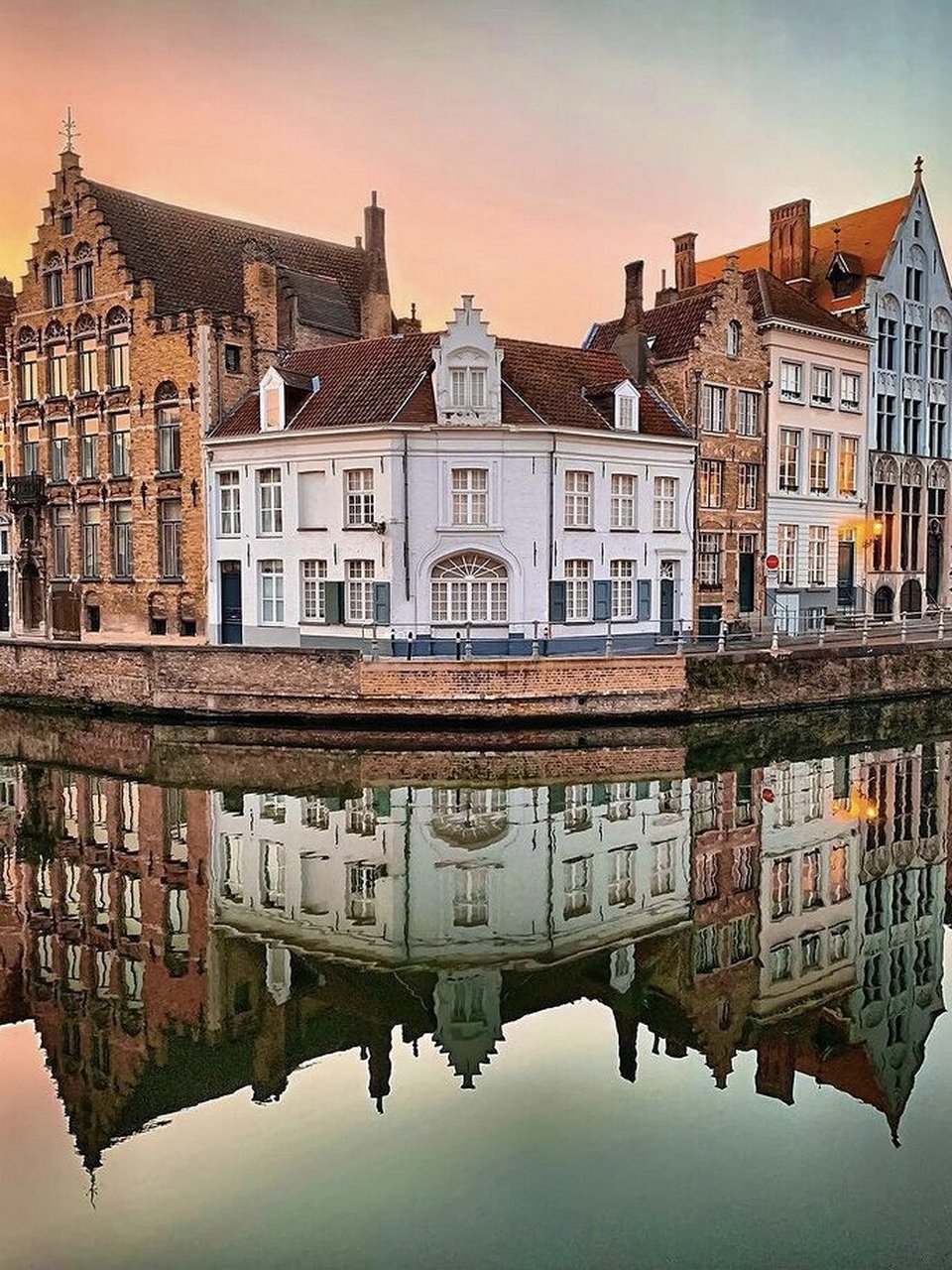 欧洲最美十大小城之一 在比利时布鲁日闲逛 布鲁日位于比利时西北部.