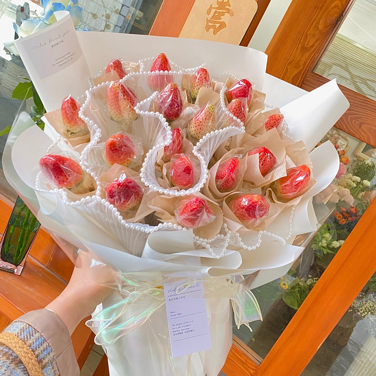 草莓花束 图一是抖音保存的网图,图二三是我拿到手的,因为草莓不一样